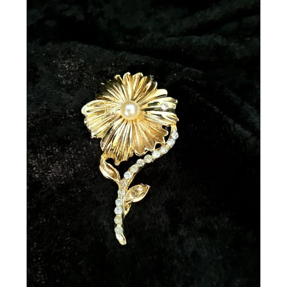 vintage gold tone floral design chrystal lined stem brooch